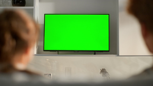 夫妇在客厅里放松地看绿屏电视28秒视频