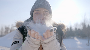 4K户外吹动雪花飘落意境15秒视频