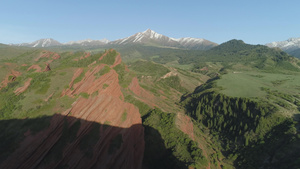 红色岩石隐形森林和山丘背景空中观察无人驾驶飞机飞得20秒视频