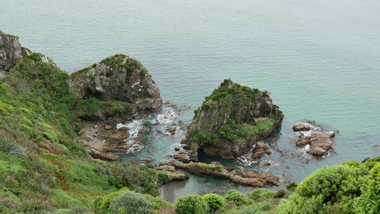 美丽的岩层形成于靠近纽吉特点的海面视频