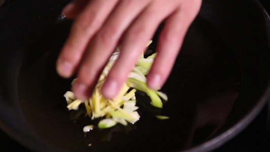 葱姜炝锅炒榨菜视频