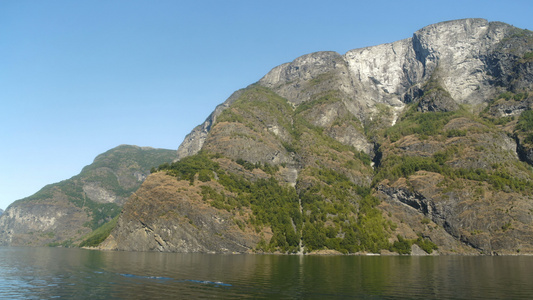 美丽的山岳和北湾的河流视频