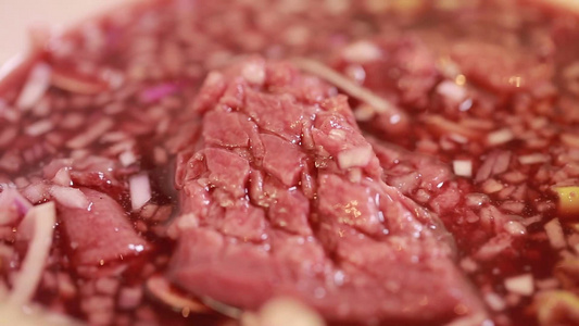 红酒腌制牛舌红酒牛肉视频
