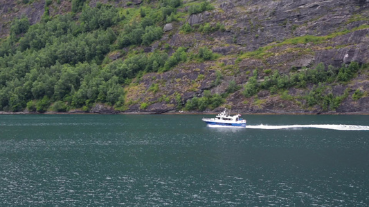 北湾有游客的小型机动小船视频