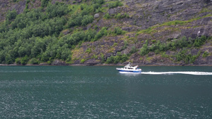 北湾有游客的小型机动小船14秒视频