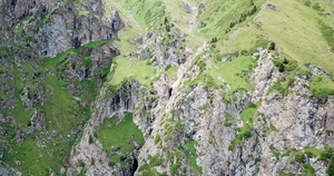 高山悬崖和冰洞的风景18秒视频