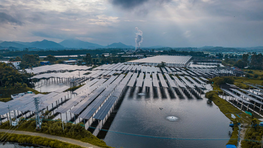 8K航拍光伏环保太阳能与火力发电浓烟滚滚太阳能光伏山地光伏电站光伏新能源电站太阳能充电太阳能视频