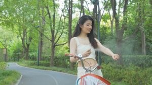 年轻女孩骑行喷防晒喷雾25秒视频