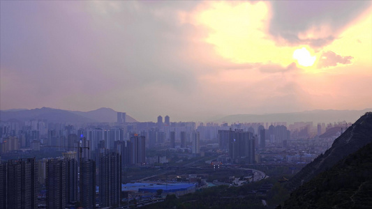 晚霞日落下的西宁城市全景延时摄影视频