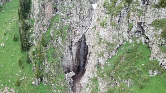绿色峡谷中的高岩从无人机上看到的视频