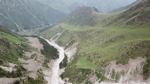 河水穿过山上的绿峡谷20秒视频