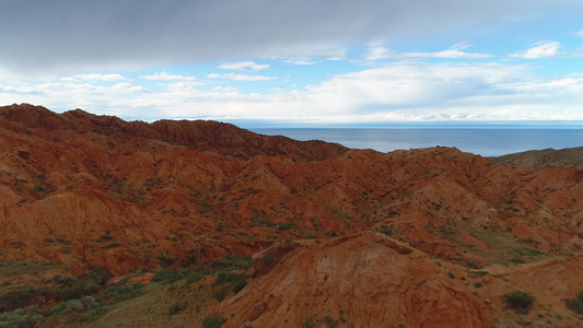 低角飞越红峡谷岩石火星风景湖和蓝天空空中观察视频