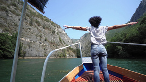 女人站在小船上双臂张开享受夏风的欢乐15秒视频