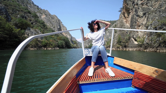 在马塞多尼亚斯可佩吉的玛特卡湖上在一条小型传统船上视频
