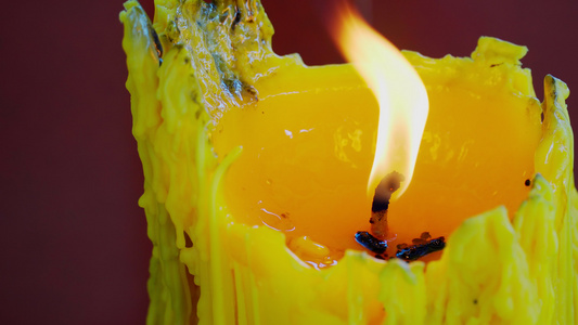 大黄蜡烛在寺庙里燃烧着火焰视频