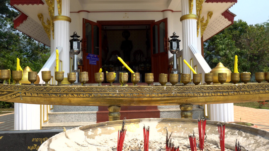 在泰国的佛教寺庙一艘小木船视频
