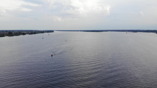 在Kyivukraine附近的河水交通中空中全景射击视频