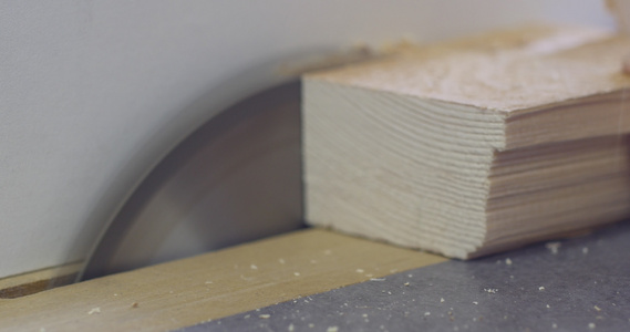 木材切割锯木匠用传统的锯机切割木板来制作家具在制造视频
