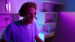 耳机特写镜头中的网络游戏玩家谈话团队13秒视频