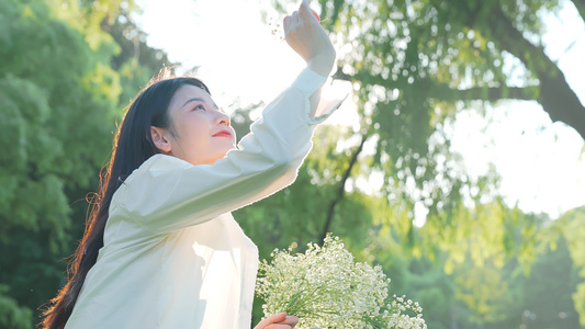 漂亮女孩抱着一束满天星视频