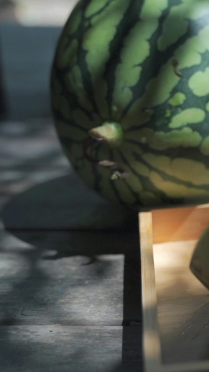 门廊上大大小小的西瓜应季水果27秒视频