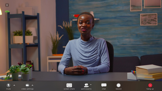 非洲自由职业者在家工作用照相机说话视频