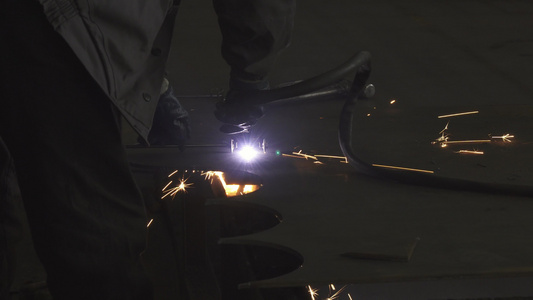 以手工方式从事保护性统一切割金属的工业工人视频