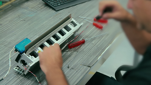 电动电器组装电气设备到工厂的一台机器上视频
