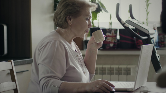 达到退休年龄的妇女在家里工作视频