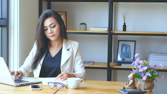 4k片段忙碌的商业女性使用笔记本电脑书写和在工作空间视频