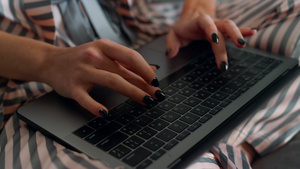 女士穿着睡衣特写使用笔记本电脑16秒视频