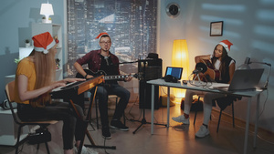 歌唱圣诞歌曲和演奏乐器的欢乐音乐乐队18秒视频