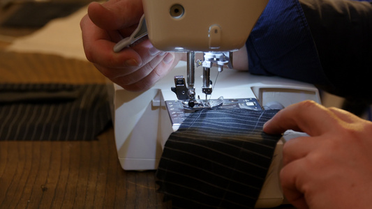 缝纫过程的特写视图男性手在工作场所的专业制造机器上视频