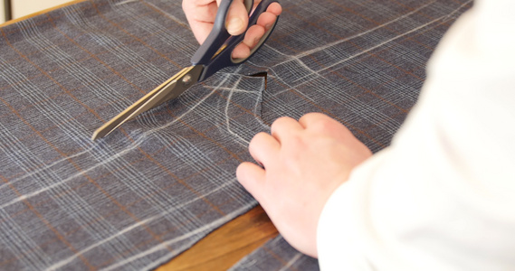 人缝合针线活缝纫和剪裁概念用裁缝剪刀或剪刀在工作室视频