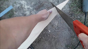 用手锯伐木木板切木板用于建筑5秒视频