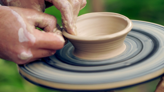 用一个垫子来形成浅碗的陶器视频