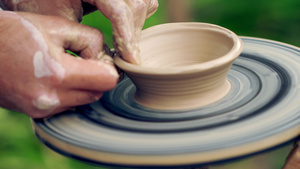 用一个垫子来形成浅碗的陶器53秒视频