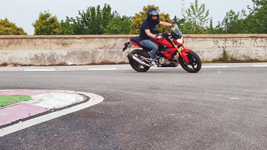 慢镜头慢动作升格拍摄行驶中的摩托车1080p动作素材视频