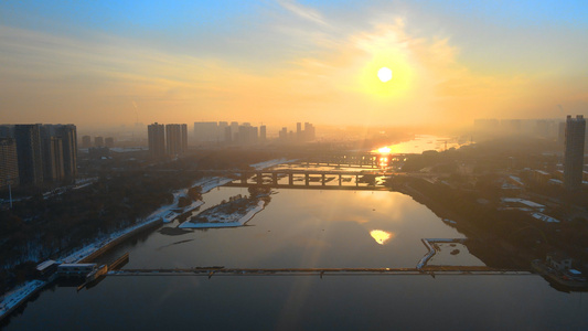 4K唯美逆光航拍冬季沈阳浑河夕阳视频