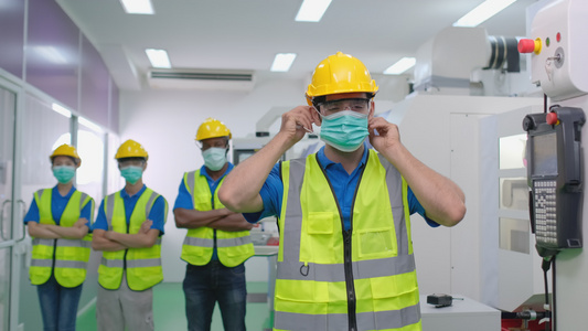 工厂工人男子戴着口罩和安全帽视频