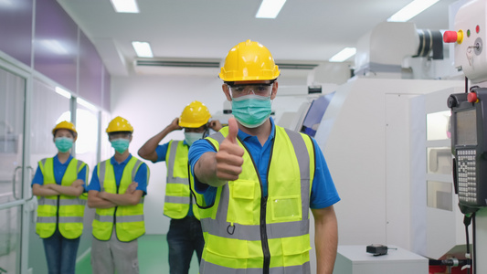 工匠与其他戴面罩的同事一起戴着卫生面具然后站在身后视频