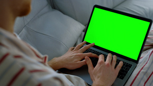 商务人士在远程家庭办公室特写镜头中触摸绿幕电脑21秒视频
