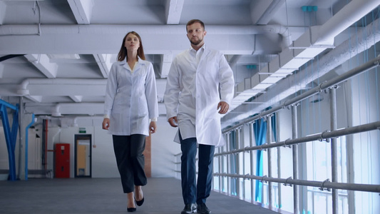 身穿制服的人在实验室中行走视频