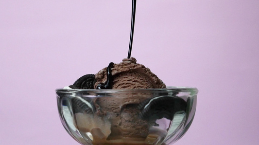 倒巧克力酱加冰淇淋巧克力视频