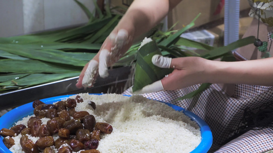 4K实拍端午节节日美食包粽子视频