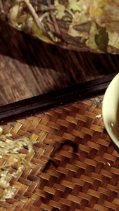 茶案上摆放的茶水茶叶与茶匙茶文化视频