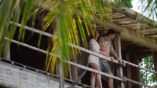 在阳光明媚的丛林别墅露天露天露天阳台上的男人和女人视频