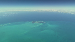 飞过巴哈马美丽的海洋颜色实际的空中录像23秒视频