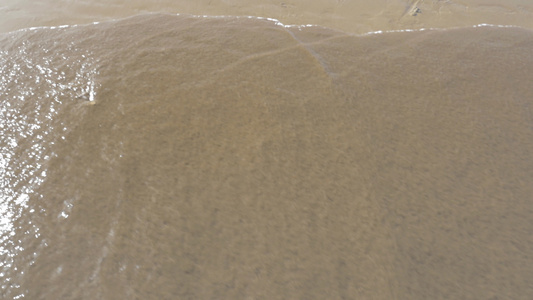 沙子上写着海浪洗涤的视频