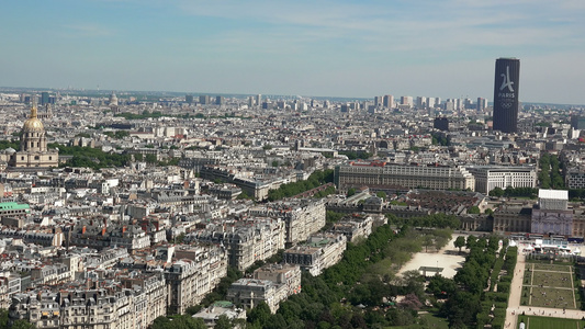 从Eiffel塔楼射到法国巴黎泛神殿的手持式放大器视频
